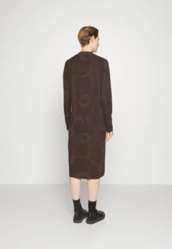 Marimekko Karmiini Unikko Dress - Gebreide Jurk - Dark Brown 8 Marimekko Karmiini Unikko Dress - Gebreide Jurk - Dark Brown -Marimekko Winkel 69790b8cba854517bf9b27565c49c116 scaled