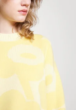 Marimekko Moderni Unikko - Trui - Gul -Marimekko Winkel 6a499ea168d642f8805350f986de621e scaled
