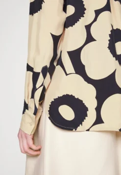 Marimekko Värssy Unikko - Overhemdblouse - Marinblå 13 Marimekko Värssy Unikko - Overhemdblouse - Marinblå -Marimekko Winkel 6c06ac07ea16415188a64c96c8a8b2b2 scaled
