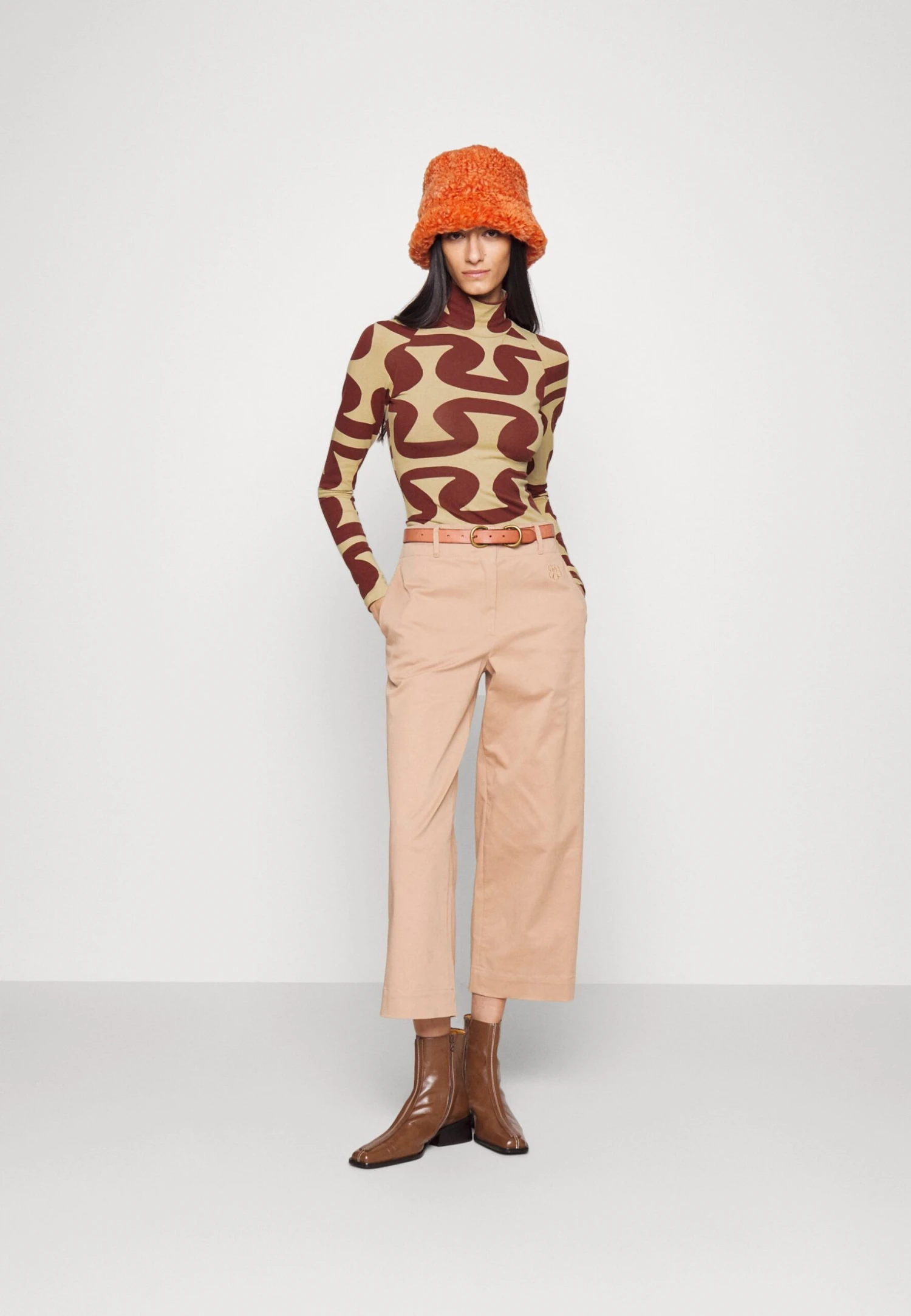 Marimekko Sentti Koukero Turtleneck Top - Longsleeve - Light Yellow/Dark Red 2 Marimekko Sentti Koukero Turtleneck Top - Longsleeve - Light Yellow/Dark Red - Afbeelding 2