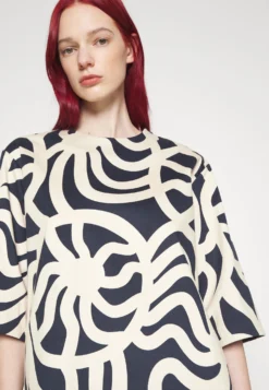 Marimekko Elen Joonas Dress - Jurk - Dark Navy, Sand -Marimekko Winkel 7215d488824b44ffb4596fd865fd3080 scaled