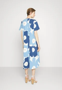 Marimekko Kioski Petrun Unikko Dress - Jerseyjurk - Blue/Dark Blue/Off-White 7 Marimekko Kioski Petrun Unikko Dress - Jerseyjurk - Blue/Dark Blue/Off-White -Marimekko Winkel 72b860dadef34668a088f2002b0fddb0 scaled