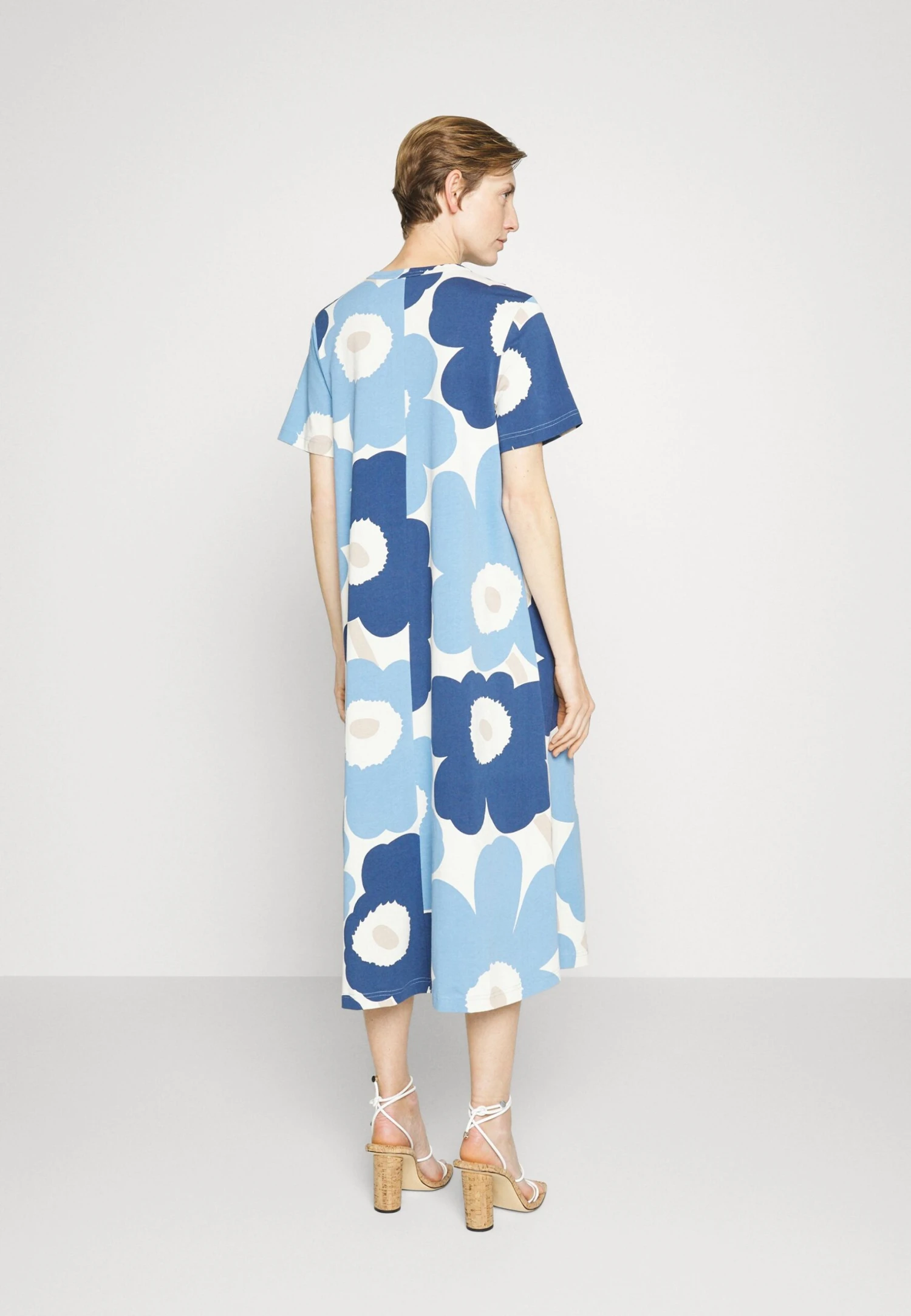 Marimekko Kioski Petrun Unikko Dress - Jerseyjurk - Blue/Dark Blue/Off-White 3 Marimekko Kioski Petrun Unikko Dress - Jerseyjurk - Blue/Dark Blue/Off-White - Afbeelding 3