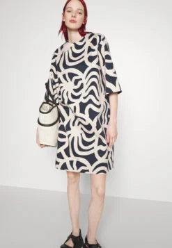 Marimekko Elen Joonas Dress - Jurk - Dark Navy, Sand -Marimekko Winkel 7490138fd39f415d9ad69fe9aca869cb scaled
