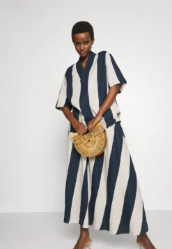 Marimekko Folka Maalis Skirt - Maxirok - Off-White/Dark Navy -Marimekko Winkel 74b4d565568b4cdbbb6817a23cc14db0 scaled