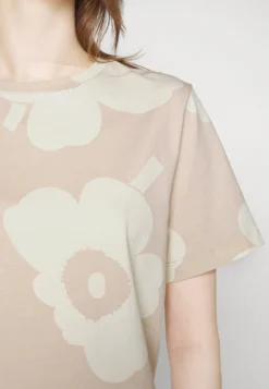 Marimekko Amela Juhla Unikko - T-Shirt Print - Off White, Beige -Marimekko Winkel 75a5a363ffe7440ca19ea623989210c4 scaled