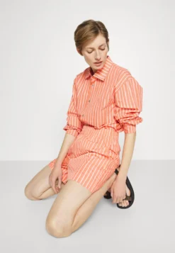 Marimekko Kioski Jokapoika - Overhemdblouse - Red/Pink -Marimekko Winkel 7a3ac5cfbea64b518a329c6b8560455f scaled