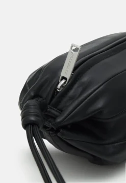 Marimekko Pikku Karla Bag - Schoudertas - Black 7 Marimekko Pikku Karla Bag - Schoudertas - Black -Marimekko Winkel 7f25b3ad92744f4084a53df6f93f3f3c scaled