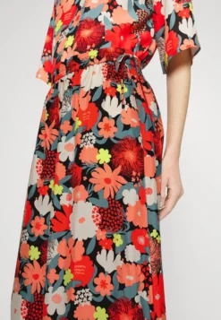 Marimekko Arkadi Suvikimppu Cupro Trousers - Broek - Red/Green/Black -Marimekko Winkel 803d2a8e32e24617accb758259a5c62e scaled