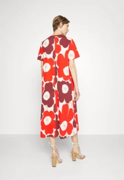 Marimekko Kioski Petrun Unikko Dress - Jerseyjurk - Red/Dark Red/Off-White -Marimekko Winkel 8063c3cbdc064bffa072b78d6531de2e scaled
