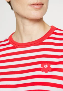 Marimekko Kioski Tasaraita Relaxed Shortsleeve- T-Shirt Print - Red/White 9 Marimekko Kioski Tasaraita Relaxed Shortsleeve- T-Shirt Print - Red/White -Marimekko Winkel 811d2a84909b4d53b74bece3dad2c9d4 scaled