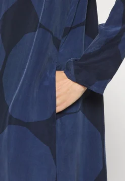 Marimekko Impasto Kivet Dress - Blousejurk - Dark Blue 9 Marimekko Impasto Kivet Dress - Blousejurk - Dark Blue -Marimekko Winkel 851deb595ec742cc95c1081289d8b5e4 scaled
