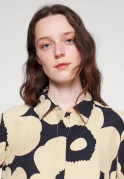 Marimekko Värssy Unikko - Overhemdblouse - Marinblå 10 Marimekko Värssy Unikko - Overhemdblouse - Marinblå -Marimekko Winkel 85c4f38612e941bfa11119f2cb6800ef scaled