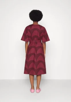Marimekko Lyyli Iso Laine Dress - Jurk - Dark Red/Wine Red -Marimekko Winkel 88b12911a492468aa665a57fd1dd7e56 scaled