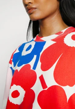 Marimekko Leiot Relaxed Pieni Unikko - Sweater - Red/Black/Blue 9 Marimekko Leiot Relaxed Pieni Unikko - Sweater - Red/Black/Blue -Marimekko Winkel 89b12c184c7f41328dff7218853ab123 scaled