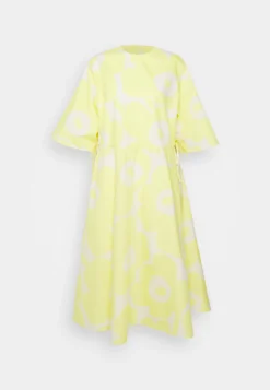 Marimekko Fiaali Unikko Dress - Jurk - Yellow/White 8 Marimekko Fiaali Unikko Dress - Jurk - Yellow/White -Marimekko Winkel 8ac36f20817844e38c7ea4390eee3c4f scaled