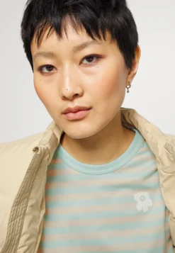 Marimekko Tasaraita- Longsleeve - Turquoise/Beige 11 Marimekko Tasaraita- Longsleeve - Turquoise/Beige -Marimekko Winkel 8b7450158f0a470cac534df366839f8d scaled