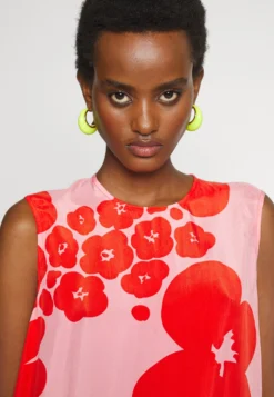 Marimekko Migot Kevättalkoot Cupro Dress - Jurk - Pink/Red -Marimekko Winkel 8ba8837ff45f4c29b9cf2263fd3edb40 scaled