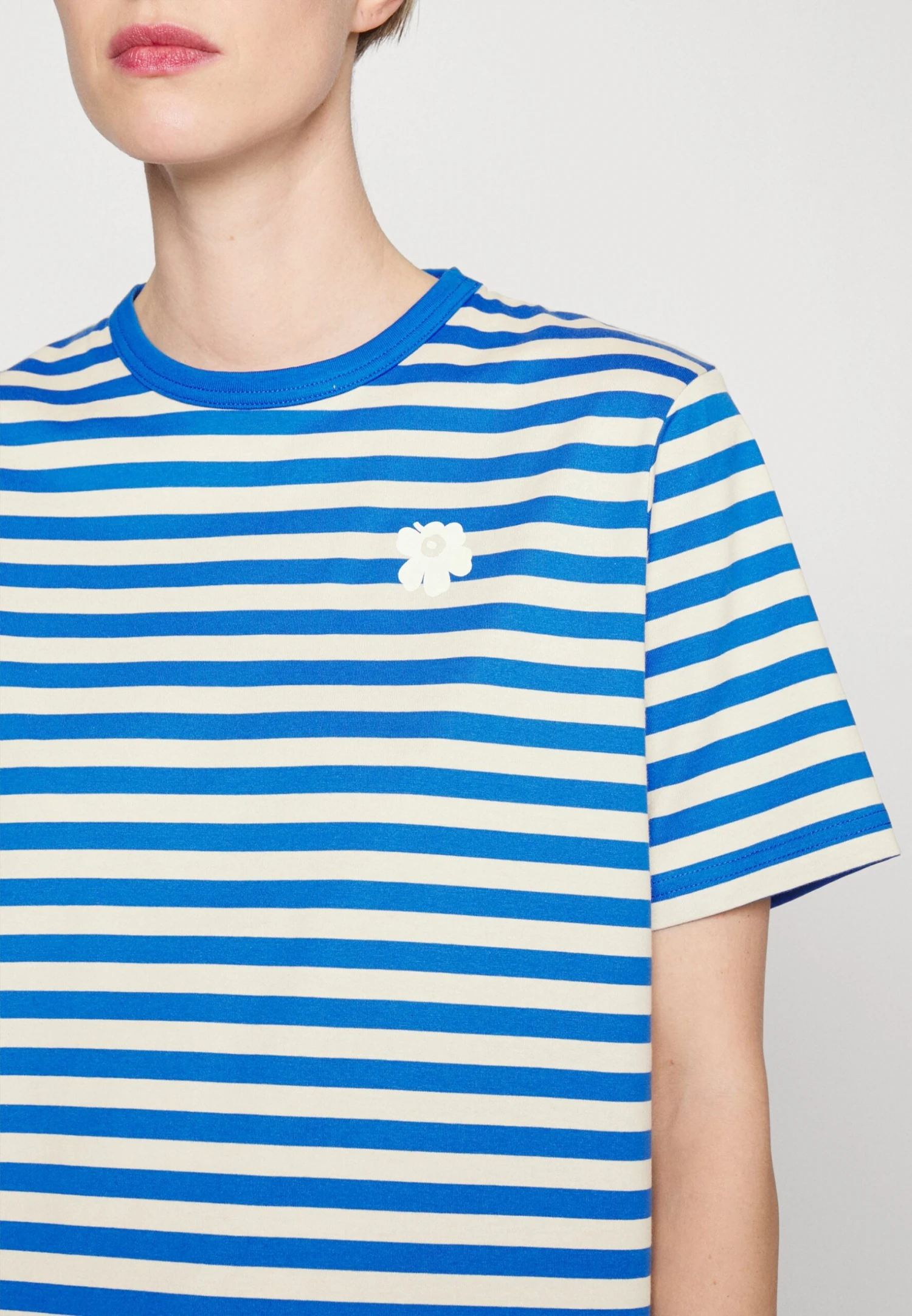 Marimekko Tasaraita Relaxed Shortsleeve- T-Shirt Print - Blue/Off-White 5 Marimekko Tasaraita Relaxed Shortsleeve- T-Shirt Print - Blue/Off-White - Afbeelding 5