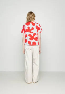 Marimekko Amela Pulloposti - T-Shirt Print - Light Blue/Red -Marimekko Winkel 942a91aee95d454da7c3647e4b94d2a2 scaled