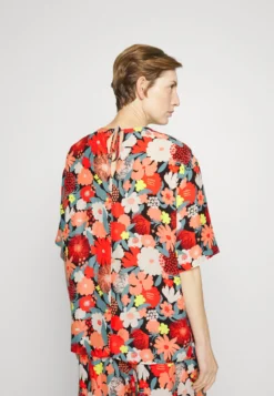 Marimekko Antiikki Suvikimppu - Blouse - Red/ Green/Black 8 Marimekko Antiikki Suvikimppu - Blouse - Red/ Green/Black -Marimekko Winkel 957bc7b41b1049adaa6753367267c2d4 scaled