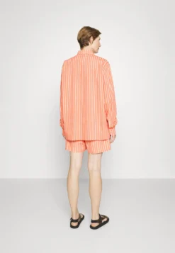 Marimekko Kioski Jokapoika- Shorts - Red/Pink -Marimekko Winkel 9694e4f8bdac44f2a5530b02eb91e844 scaled