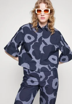 Marimekko Kiertorata Unikko- Overhemdblouse - Blue/Dark Blue -Marimekko Winkel 97ce8d75dbf545df80d9e496d5a85bb5 scaled