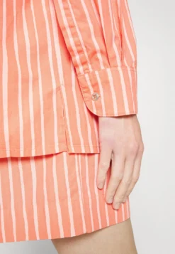 Marimekko Kioski Jokapoika - Overhemdblouse - Red/Pink -Marimekko Winkel 98d874da3a224976bf10bd97bb144ebc scaled