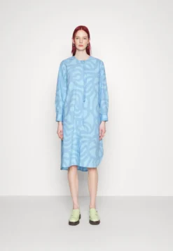 Marimekko Krihke Joonas Shirt Dress - Blousejurk - Light Blue/Blue 12 Marimekko Krihke Joonas Shirt Dress - Blousejurk - Light Blue/Blue -Marimekko Winkel 99581f1eada545baa884a4d6735f2649 scaled