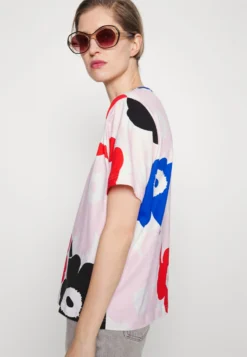Marimekko Erna Relaxed Pieni Unikko - T-Shirt Print - Red/Black/Blue -Marimekko Winkel 9cc2ad98914c4217a40dfd2a8c10cfa0 scaled