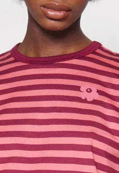 Marimekko Tasaraita Relaxed Shortsleeve- T-Shirt Print - Dark Red/Pink -Marimekko Winkel 9d311678c1ec458a840c6410fed9b4c1 scaled