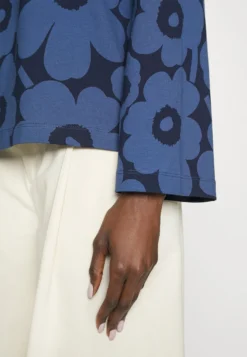 Marimekko Maissi Unikko- Longsleeve - Blue, Dark Blue 9 Marimekko Maissi Unikko- Longsleeve - Blue, Dark Blue -Marimekko Winkel a21665b57b974464a9d8004b87e12dbb scaled