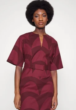 Marimekko Lyyli Iso Laine Dress - Jurk - Dark Red/Wine Red -Marimekko Winkel a2ff01c928d3406e8f77982999b8cc93 scaled