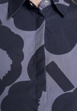 Marimekko Kiertorata Unikko- Overhemdblouse - Blue/Dark Blue -Marimekko Winkel a42b4125b5b44b0fb1dd3d16bc796ed2 scaled