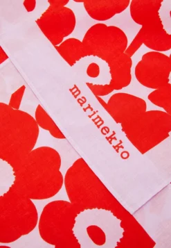 Marimekko Astrilli Mini Unikko Bandana - Halsdoek - Red, Pink -Marimekko Winkel a4bc2a5fa02841a7bc8f7b1ec192d052 scaled