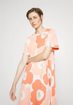 Marimekko Kioski Petrun Unikko Dress - Jerseyjurk - Peach,/Orange/Off-White 9 Marimekko Kioski Petrun Unikko Dress - Jerseyjurk - Peach,/Orange/Off-White -Marimekko Winkel a64eebc3ed594170b63779d5cfdc4608 scaled