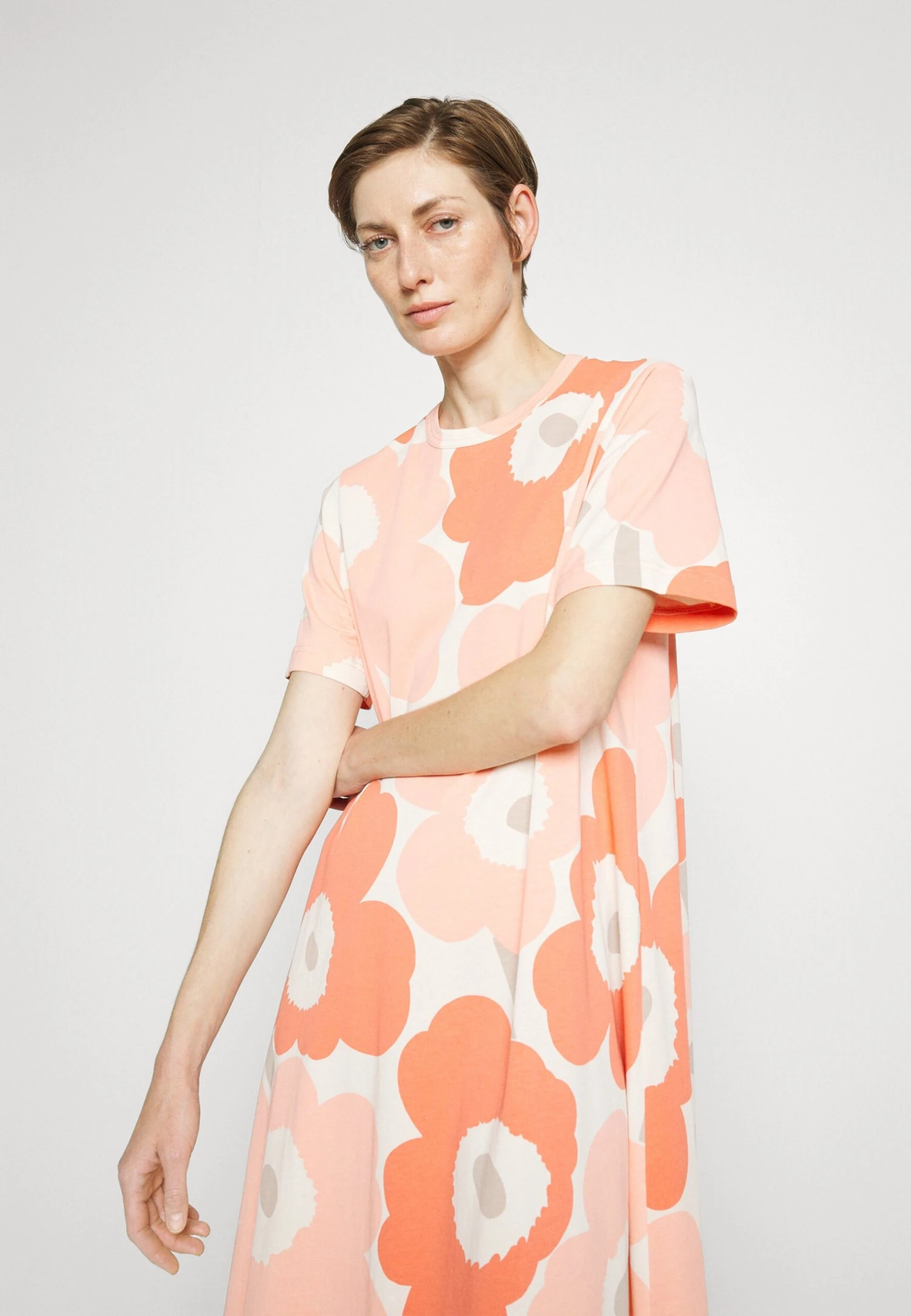 Marimekko Kioski Petrun Unikko Dress - Jerseyjurk - Peach,/Orange/Off-White 4 Marimekko Kioski Petrun Unikko Dress - Jerseyjurk - Peach,/Orange/Off-White - Afbeelding 4