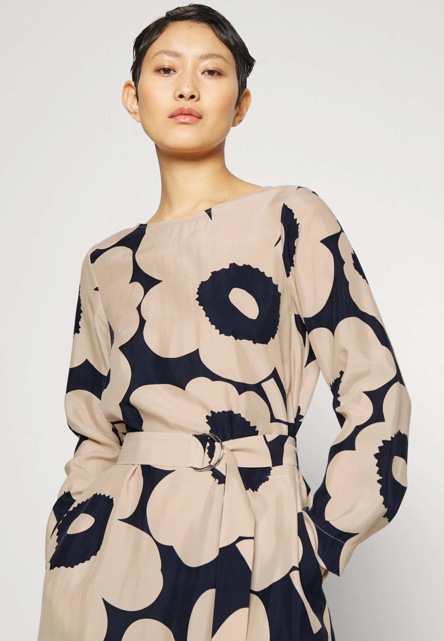 Marimekko Tyväri Unikko Dress - Jurk - Dark Blue/Beige 4 Marimekko Tyväri Unikko Dress - Jurk - Dark Blue/Beige - Afbeelding 4