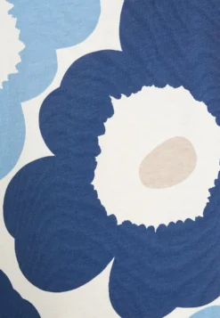 Marimekko Kioski Erna Unikko - T-Shirt Print - Blue/White -Marimekko Winkel a745ab7a5cd84a619265efd681b0fbbb scaled