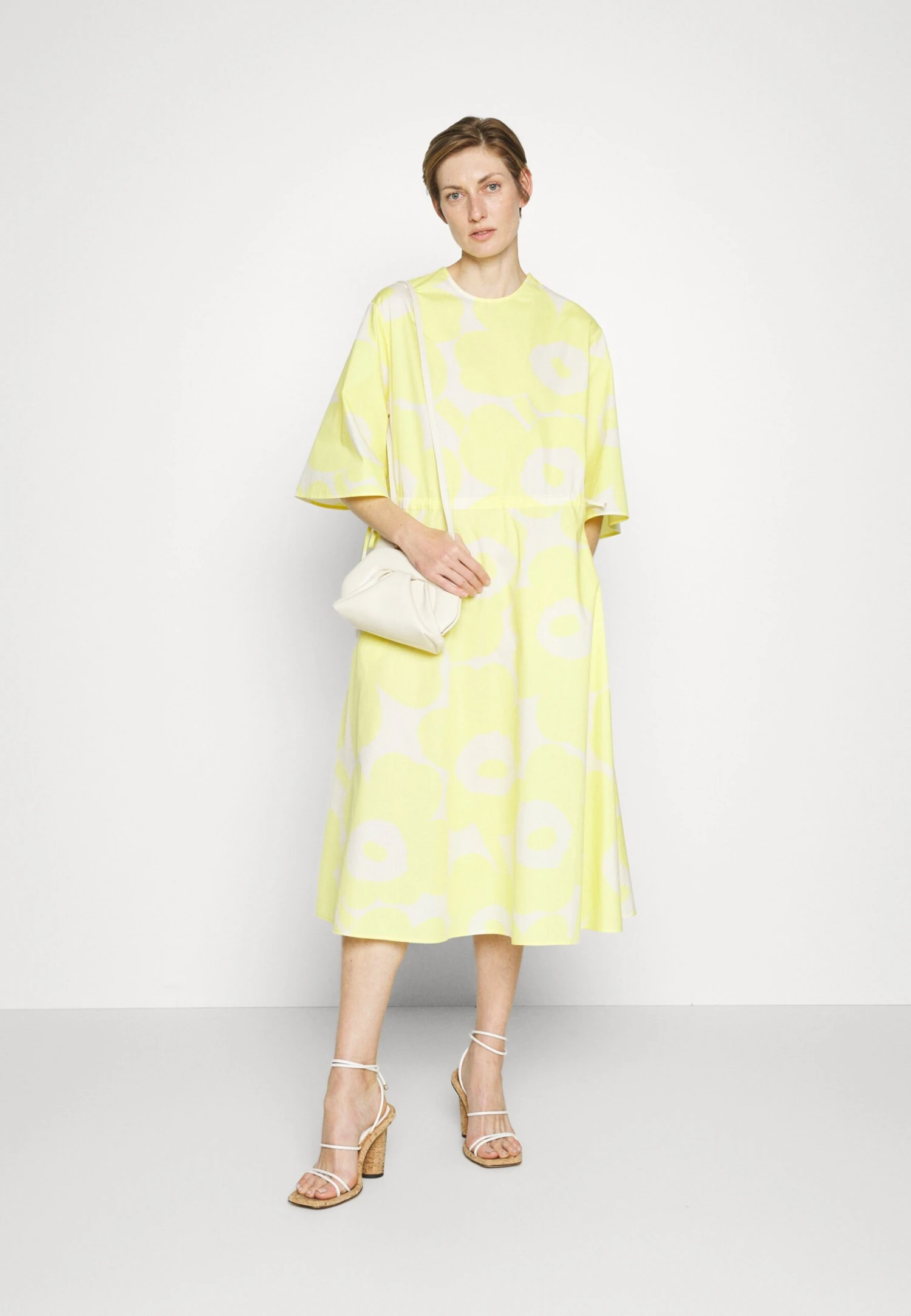 Marimekko Fiaali Unikko Dress - Jurk - Yellow/White 2 Marimekko Fiaali Unikko Dress - Jurk - Yellow/White - Afbeelding 2