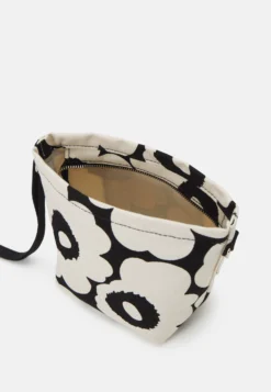 Marimekko Mono Mini Crossbody Unikko - Schoudertas - Black 7 Marimekko Mono Mini Crossbody Unikko - Schoudertas - Black -Marimekko Winkel a79f88bf553b4dc38ac5e8b0cf29f20b scaled