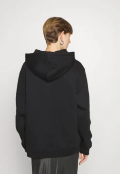 Marimekko Runoja Unikko Placement Hoodie - Sweater - Black/Off-White -Marimekko Winkel a87ed7832e314d93afa615efc5d01a6a scaled