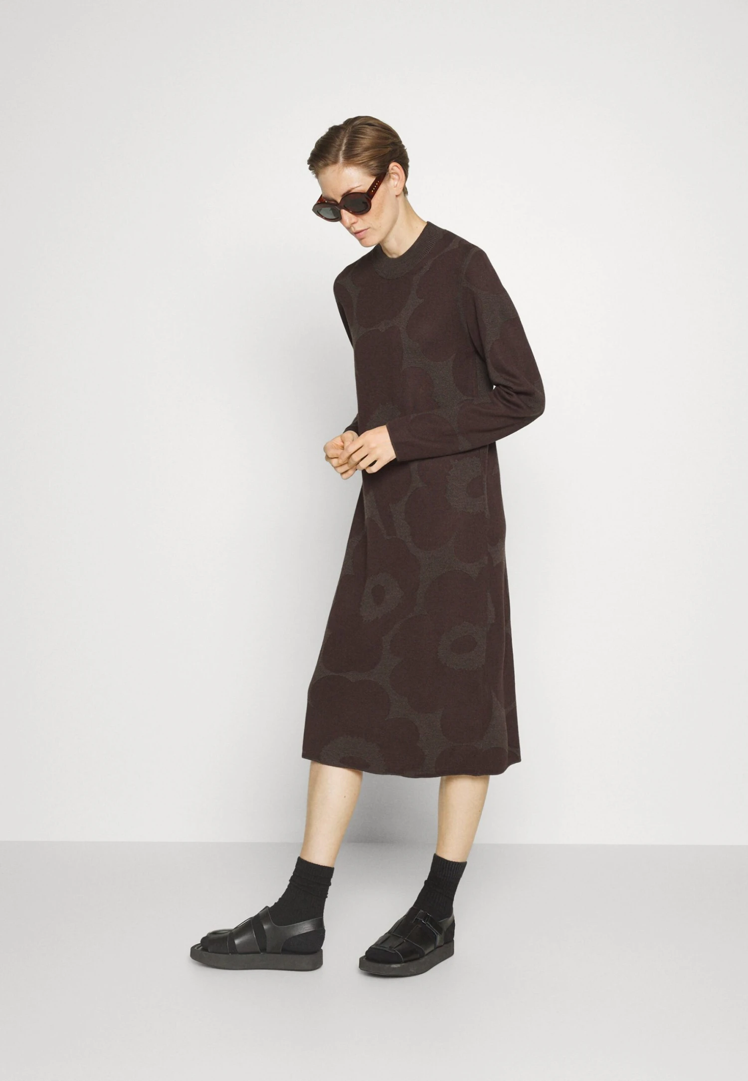 Marimekko Karmiini Unikko Dress - Gebreide Jurk - Dark Brown 2 Marimekko Karmiini Unikko Dress - Gebreide Jurk - Dark Brown - Afbeelding 2