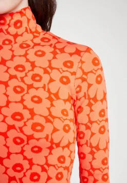 Marimekko Pilke Unikko Turtleneck - Longsleeve - Red/Orange 11 Marimekko Pilke Unikko Turtleneck - Longsleeve - Red/Orange -Marimekko Winkel b1bc65aa70624aadae3db9989f11a080 scaled