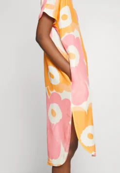 Marimekko Majus Unikko- Jurk - Off-White/Orange/Pink -Marimekko Winkel b350b4d48e9f4264a4dd6a8bd831a4cb scaled