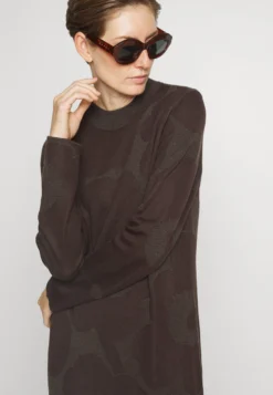 Marimekko Karmiini Unikko Dress - Gebreide Jurk - Dark Brown 9 Marimekko Karmiini Unikko Dress - Gebreide Jurk - Dark Brown -Marimekko Winkel b606d928067843528cd748d5966f1675 scaled