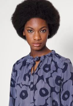 Marimekko Sorina Unikko Blouse - Blouse - Dark Blue/Blue -Marimekko Winkel b6a0c6d52df740b084ccac92b8650688 scaled