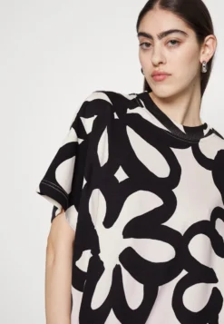 Marimekko Genista Jättikukka Dress - Jerseyjurk - Off-White/Black -Marimekko Winkel b9a9728afc144d4896d2c5692ccdfc43 scaled
