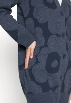 Marimekko Kadmium Unikko Cardigan - Vest - Dark Blue/Blue -Marimekko Winkel c0e2a8b08e7f433786933aad50d559b7 scaled