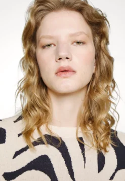 Marimekko Ales Joonas - Trui - Dark Navy, Sand -Marimekko Winkel c1a8db2978314e41aa77d39ec806015e scaled